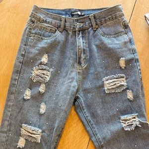 Skinny Boohoo Jeans size 6 US distressed with RHINESTONE